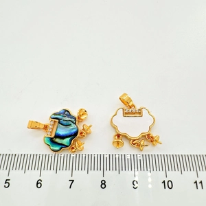 Détail de pendentifs serrure en plaqué or 18K avec nacre et incrustations d'abalone