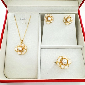 18K vergulde camellia sieradenset met parels en diamanten in een luxe geschenkdoos