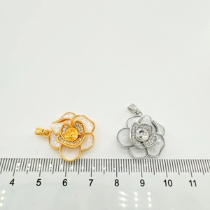 Macro detail van camelia hangers met zirkonen en een liniaal voor de schaal van 2,0 cm