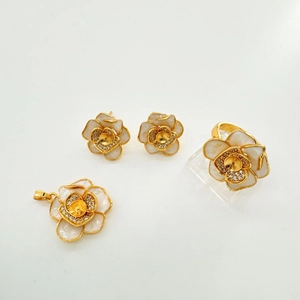 18K vergulde sieradenset met witte emaille camelia's en verfijnde parelaccenten
