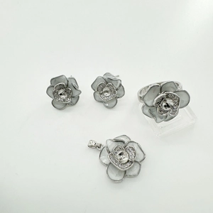 Elegante 18K vergulde bloemensieradenset met grijs emaille bloembladen en witte kristallen