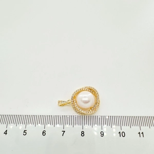 Dettaglio del ciondolo di perle placcato oro 18K con dimensioni su una riga