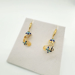 18K vergulde bloemenoorbellen met blauw emaille en parels op een presentatiekaart