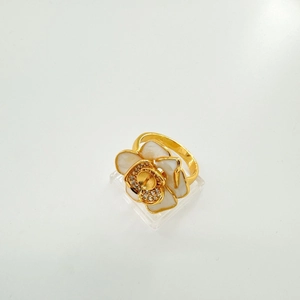 Detail van de 18K vergulde bloemring met witte emaille bloembladen en zirkonia-stenen