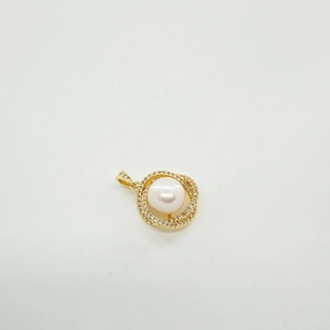 Pendente con perla placcato oro 18K con doppi anelli pavé e perla d'acqua dolce