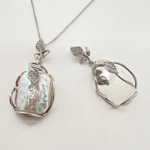 Collana con perle barocche e pendente a foglia in argento con micro-pavé di diamanti