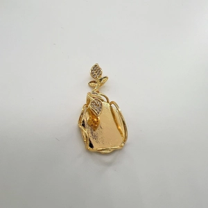 Dettaglio base pendente barocca rettangolare placcata oro 18K con foglie di zircone