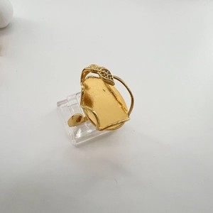 Dettaglio anello regolabile placcato oro 18K con motivo a foglia, cristalli e top ovale