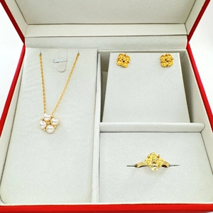 Elegantes rotgoldenes Vierblatt-Blumenschmuckset mit Perlen in einer roten Geschenkbox