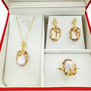 Set di gioielli con perle barocche, collana, orecchini e anello placcati in oro 18 carati