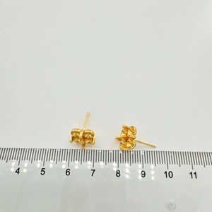 Roségoldene Kleeblatt-Perlenohrstecker mit Maßstabsreferenz für präzise Größe