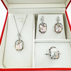 Set di gioielli in perle barocche in scatola rossa con orecchini, collana e anello con foglie
