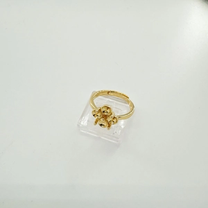 Detail eines verstellbaren goldfarbenen Ringrohlings in Blumenform für DIY-Perlen