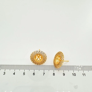 Detailed size measurement of 15mm gold-plated openwork flower earrings with white zircons