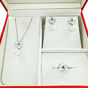 Juego de joyas de flores bañadas en oro 18K con piedras verdes y perlas blancas