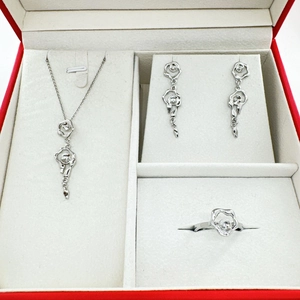 Zilveren bloemen sieradenset met ketting oorbellen en ring in een rode doos