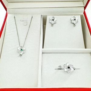 Elegante conjunto de joyas bañadas en oro 18K con flor verde y pétalos blancos finos