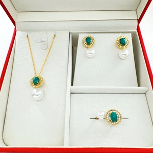 Set di gioielli in oro 18K con turchese verde e perle in scatola di velluto rosso