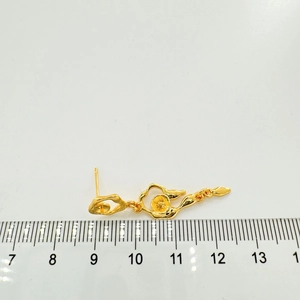 Detailopname van 18K vergulde oorbel met een lengte van 3,8 cm en een meetliniaal ernaast
