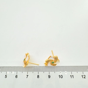 Medida del tamaño de los pendientes de flor dorados con pétalos de nácar y piedra verde