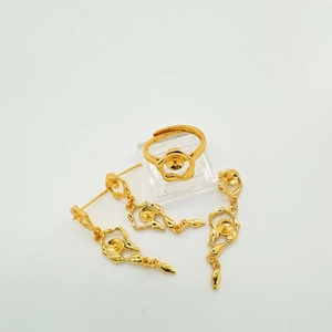 Detail van 18K vergulde DIY-sieradenmonturen voor parels inclusief ring en oorbellen set