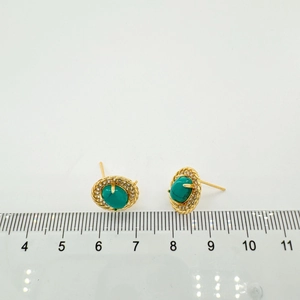 Macro di orecchini ovali in turchese placcati oro 18K con piccoli diamanti e bordo a corda