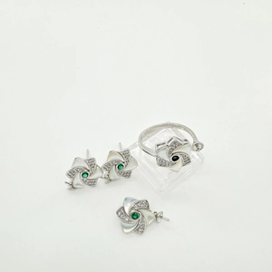 Set de joyería floral bañada en oro 18K con gema verde, perlas y base de aguja plata