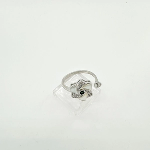 Detalle de anillo de plata ajustable con pétalos rotatorios y piedra preciosa verde