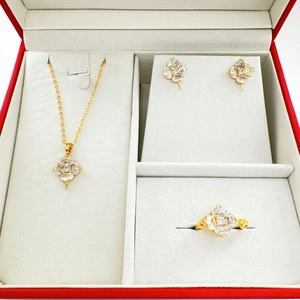 Conjunto de joyas de trébol chapado en oro de 18 quilates en un estuche rojo