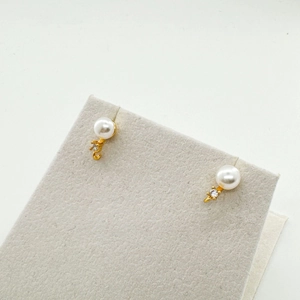 Elegante 18K vergulde hartvormige pareloorbellen met S925 zilveren naalden en kristal
