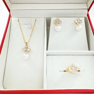 Elegante conjunto de joyas florales bañadas en oro 18K con perlas y circonitas