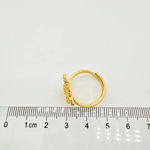 Detailed view of an 18K gold-plated flower ring showing 1.8cm inner diameter measurement