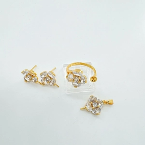 Detalle de conjunto de joyas florales en baño de oro 18K con circonitas