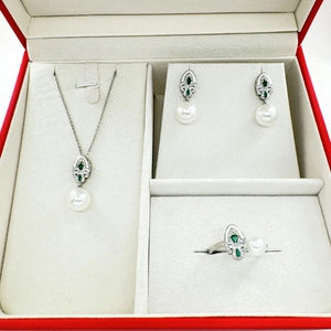 Vintage 18K gold-plated jewelry set with white pearls and green gemstones in a red gift box