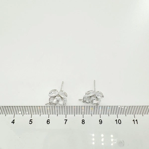 Medida detallada de pendientes de flor con perlas y cristales de circonita marquesa