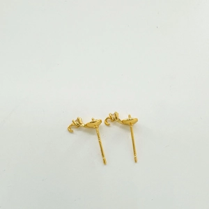 Detail van 18K vergulde hartvormige oorbellen bases met zirkoon accenten voor DIY sieraden