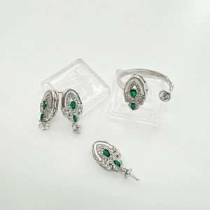Retro jewelry set with emerald green stones and white crystals in silver finish