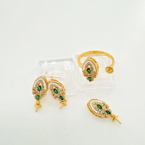 Detailed view of 18K gold plated vintage jewelry set with green teardrop stones