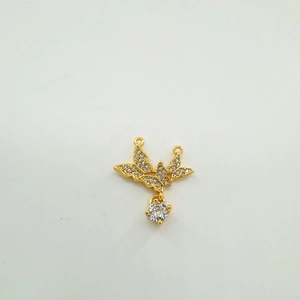 Pendentif papillon plaqué or 18K avec micro-pavage de zircon et pierre en cristal clair