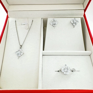 Conjunto joyas flor plata S925 chapado oro 18K con collar y anillos en una caja de regalo