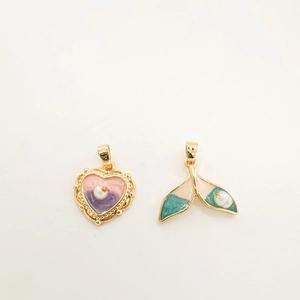 Pendentifs artisanaux en émail 18K en forme de cœur et queue de poisson avec perles