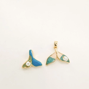 Pendentifs queue de poisson dorés 18K avec émail coloré et incrustations de perles