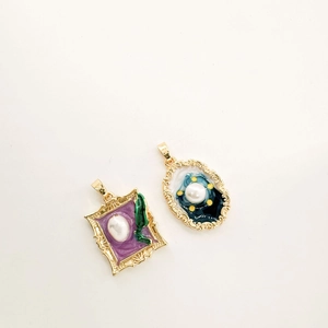 18K vergoldete Emaille-Anhänger im Vintage-Stil mit Naturperlen und Rahmen-Design