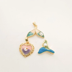 Pendentifs cœur et queue de poisson en émail plaqué or 18K avec perles naturelles