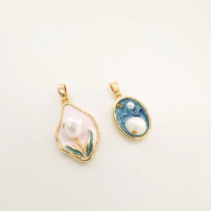 18K Gold Tulpen-Emaille-Anhänger mit Perlen im rosa und blauen Ölgemälde-Stil