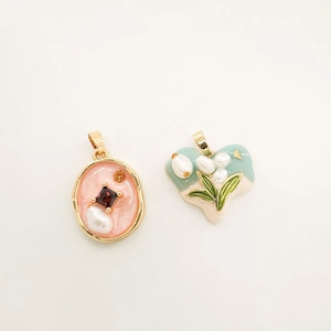 Pendentifs en émail or 18K avec perles et pierres précieuses au style de peinture à l'huile