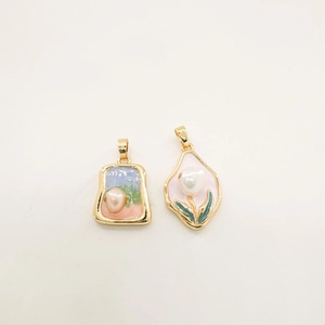 Details von Vintage-Emaillanhängern mit Tulpenrelief und Süßwasserperlen in Goldfassung