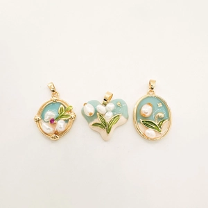 Pendentifs fleurs en émail or 18K avec perles en formes rondes, de cœur et ovales