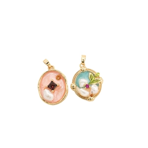 Pendentifs en émail plaqués or 18 carats avec perles et pierres précieuses, style peinture rétro
