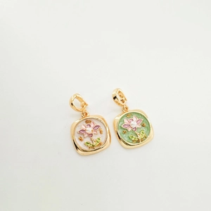 Pendentifs fleurs en émail plaqué or 18 carats avec perles en blanc et vert